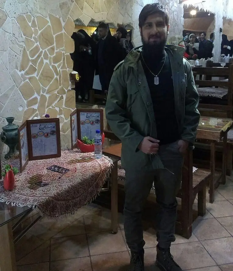 تصویری از مشتری در کافه رستوران برج آزادی با منوهای رومیزی، دکوراسیون داخلی منحصر به فرد و محیطی گرم و دلنشین.