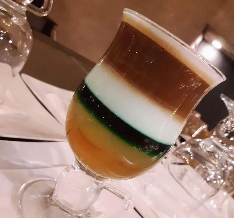 دسر لایه‌ای خاص و خوشرنگ کافه رستوران برج آزادی، طعمی متفاوت در فضایی دلنشین. انتخابی عالی از منوی ما.