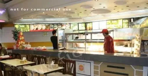 فضای داخلی مدرن فست فود کلیز با پیشخوان سرو غذا، منوهای کامل، کارکنان آماده خدمت‌رسانی و میز و صندلی‌های شیک برای تجربه‌ای لذیذ از همبرگر.