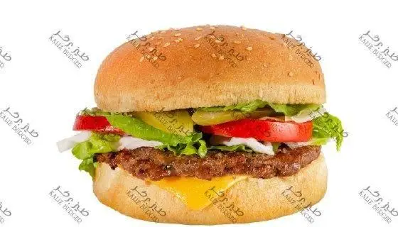 همبرگر کلاسیک و آبدار فست فود کلیز، شامل پتی گوشت گریل شده، پنیر چدار، کاهو، گوجه، پیاز و خیارشور روی نان کنجدی.