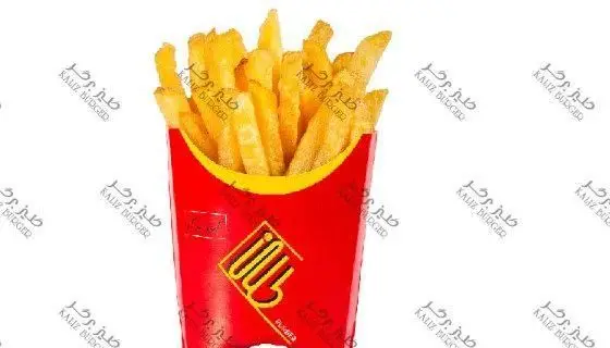 سیب زمینی سرخ کرده کریسپی و طلایی در ظرف مخصوص فست فود کلیز، انتخابی عالی برای تکمیل سفارشات غذایی و تجربه‌ای لذت‌بخش.