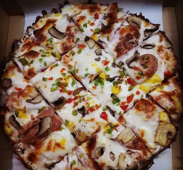 پیتزا مخلوط داغ و خوشمزه فست فود 1+5 با پنیر موزارلا، قارچ تازه، فلفل دلمه ای رنگی، ذرت شیرین و سوسیس. یک غذای آماده لذیذ.