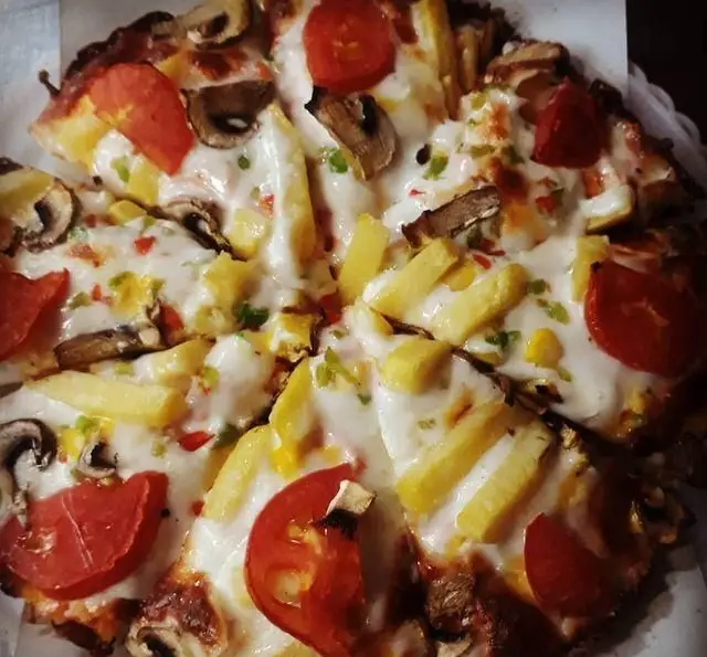 پیتزای خوشمزه و خاص فست فود 1+5 با سیب زمینی سرخ شده، قارچ و گوجه فرنگی، بهترین انتخاب برای غذای آماده و سفارش آنلاین.