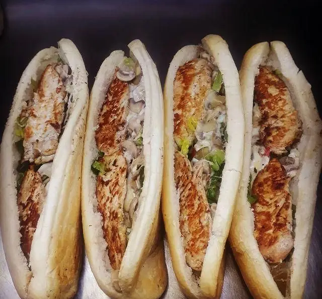 ساندویچ‌های وسوسه‌انگیز مرغ گریل شده، قارچ خامه‌ای و کاهو تازه در نان باگت، انتخاب بی‌نظیر از فست فود 1+5.