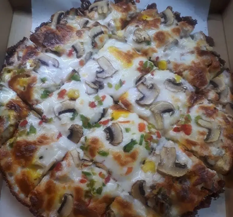 پیتزا قارچ و سبزیجات تازه فست فود 1+5 با پنیر فراوان و طلایی، آماده سرو. طعمی دلنشین و ظاهری اشتهابرانگیز.