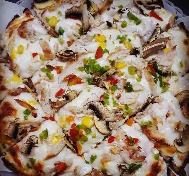 پیتزا مرغ و قارچ خوشمزه با ذرت و فلفل دلمه ای رنگی و پنیر فراوان از فست فود 1+5، بهترین انتخاب برای یک وعده غذایی لذیذ.