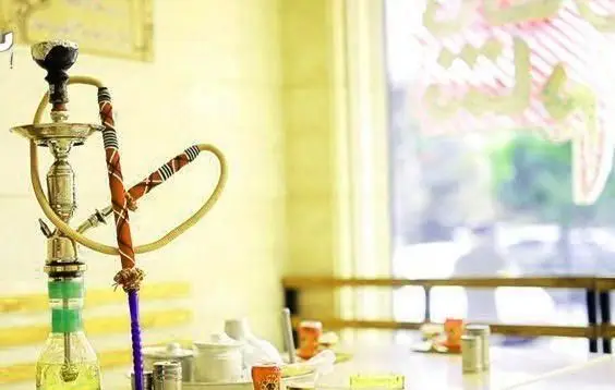 قلیان سنتی زیبا و آماده سرو در رستوران سنتی علاالدین، محیطی دلنشین برای دورهمی، تفریح و تجربه طعم‌های اصیل در سفره خانه
