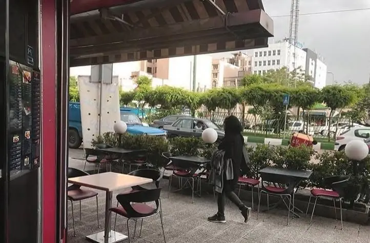 فضای باز رستوران سنتی علاالدین با میز و صندلی‌های شیک و محیطی دلنشین برای صرف غذا و نوشیدنی در فضای شهری.