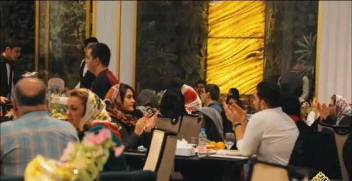 فضایی دلپذیر از رستوران شاندیز ماهان رویال، با مشتریانی که از غذای ایرانی و دورهمی شاد لذت می‌برند و دست می‌زنند.