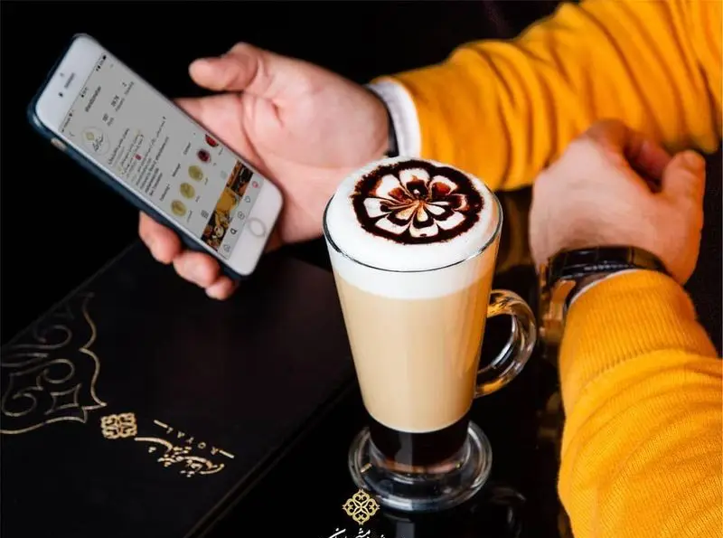 تجربه مشتری در رستوران ایرانی شاندیز ماهان رویال: لذت قهوه لته آرت، منوی شیک و مرور اینستاگرام در فضایی دلنشین.