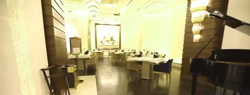 رستوران ایرانی شاندیز ماهان رویال: فضای دلنشین و لوکس با میزهای آماده، پیانو گرند و دکوراسیون مدرن برای تجربه‌ای بی‌نظیر.