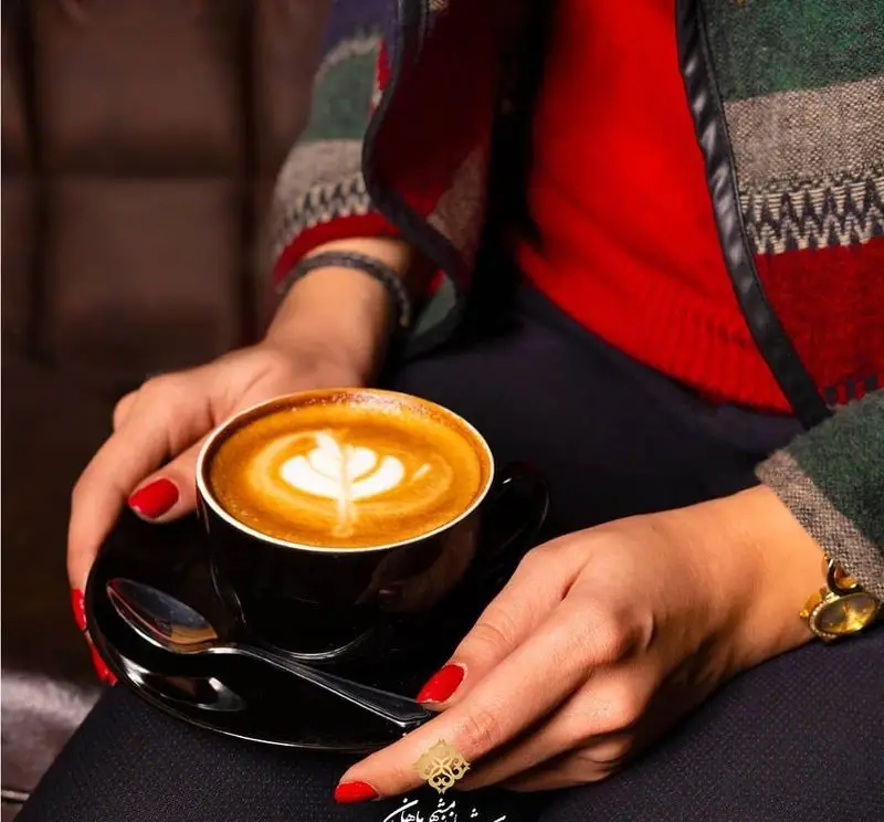 لذت نوشیدن قهوه لاته با طرحی زیبا در فضای دلنشین رستوران ایرانی شاندیز ماهان رویال، تجربه ای دلپذیر و فراموش نشدنی.