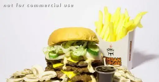 همبرگر بزرگ و چند لایه تهران برگر با پنیر آب شده، کاهو، خیارشور، پیاز و قارچ، همراه سیب‌زمینی سرخ کرده طلایی و سس مخصوص.