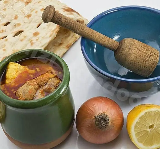 دیزی سنتی ایرانی با نان تازه، پیاز و لیمو. تجربه غذای اصیل در رستوران ایرانی و دیزی تندوری ما.