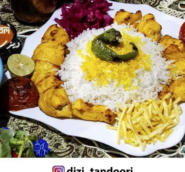 غذای کامل رستوران ایرانی دیزی تندوری: جوجه کباب با برنج سفید و زعفرانی، سیب زمینی سرخ شده، لیمو و گوجه. تجربه طعم عالی.