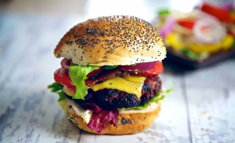 برگر دست ساز مهدی با نان کنجدی، پنیر، بیکن، کاهو و گوجه فرنگی، غذایی خوشمزه و تازه از سوخاری مهدی، بهترین برگر منطقه.