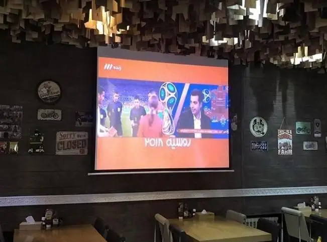فضای داخلی کافه و فست فود سیوان با دکوراسیون منحصر به فرد و صفحه نمایش بزرگ برای تماشای جام جهانی فوتبال ۲۰۱۸. مکانی دنج و جذاب.