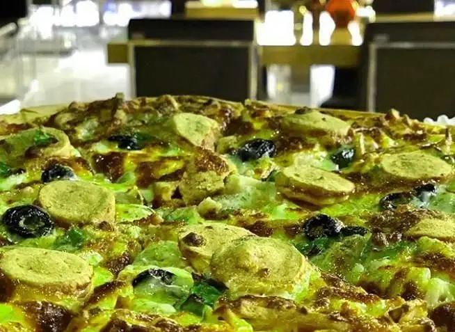 پیتزای خوشمزه و تازه از کافه فست فود سیوان با ترکیب مواد عالی مانند سوسیس، زیتون و سبزیجات، تجربه‌ای دلنشین از غذای سریع و باکیفیت.