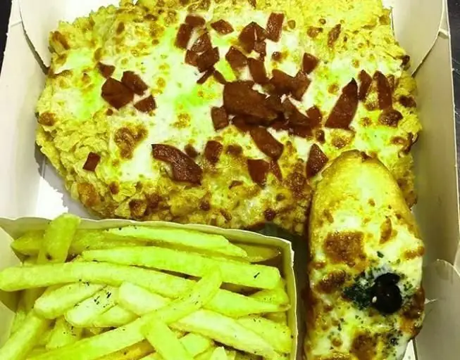 بشقاب پنیری کرانچی با تکه‌های سوسیس، سیب‌زمینی و نان سیر پنیری در بسته‌بندی فست فود کافه سیوان. یک غذای فست فود کامل و جذاب.