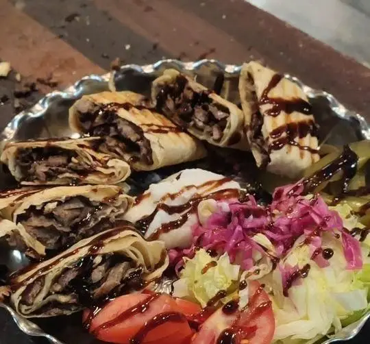 رول‌های کباب ابوعلی با گوشت گریل شده، سس دبس انار و سالاد رنگارنگ (کاهو، گوجه، کلم قرمز) و سس ماست. لذیذ و پرطرفدار.