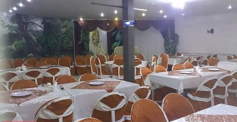 نمای داخلی تالار و رستوران زندیه با چیدمان مجلل میز و صندلی برای مراسم عروسی و جشن ها، دکوراسیون زیبا و فضایی دلنشین.