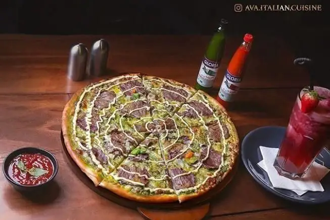 پیتزا استیک و پستو خاص پیتزا اوا، همراه با سس‌های طعم‌دهنده و نوشیدنی خنک. تجربه‌ای عالی از غذای ایتالیایی و منوی رستوران.