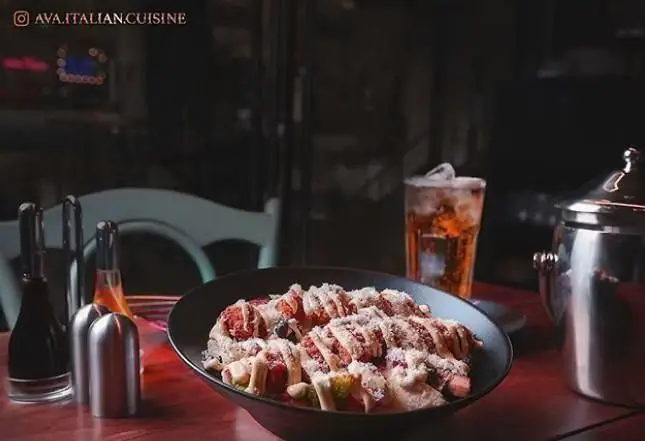 تجربه طعم اصیل ایتالیایی در پیتزا اوا: پاستای لذیذ با سس‌های مخصوص و پنیر فراوان در محیطی گرم و دلنشین.