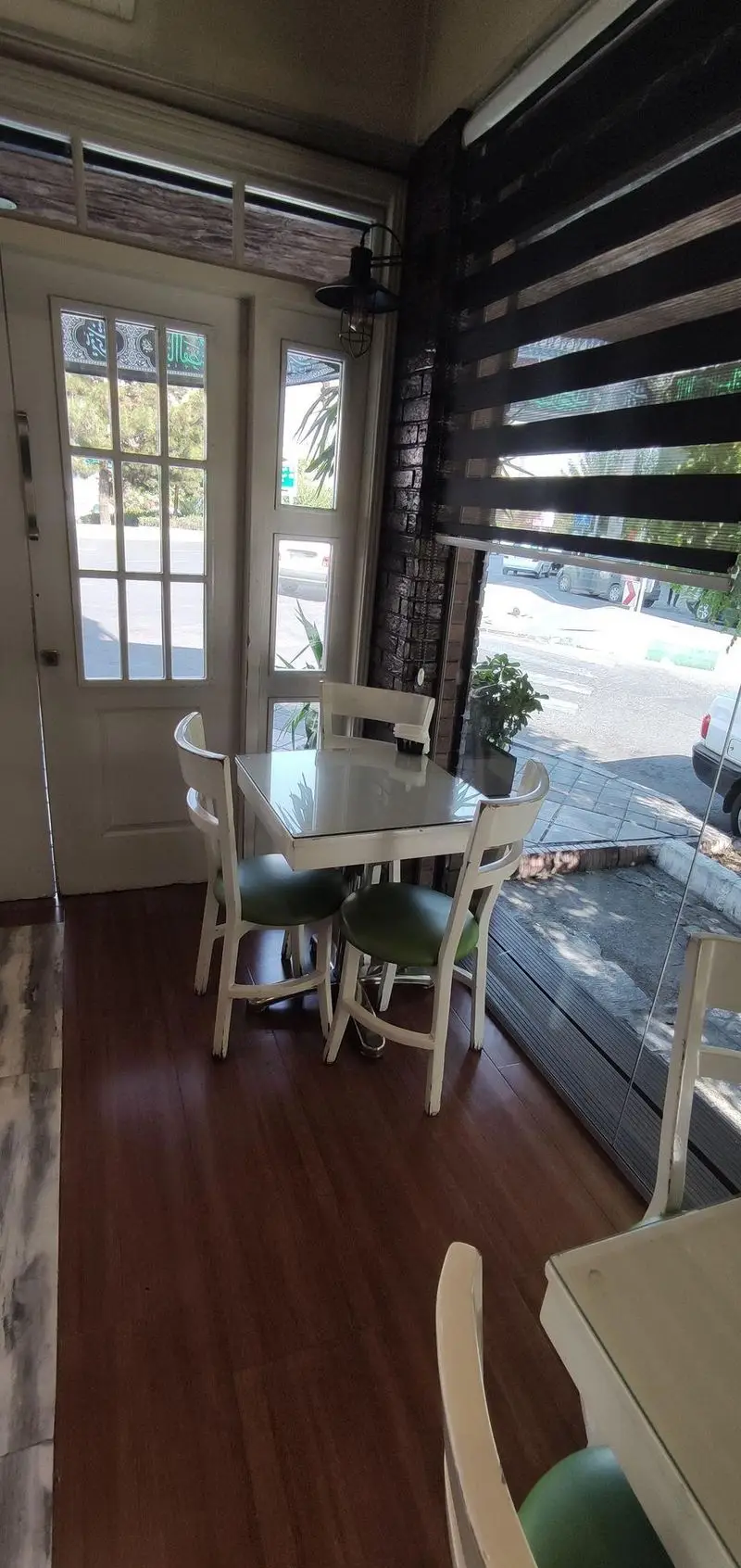 فضای داخلی دنج و دلنشین رستوران ایتالیایی سالی شعبه ستارخان با میز و صندلی‌های شیک و پنجره‌های رو به خیابان.