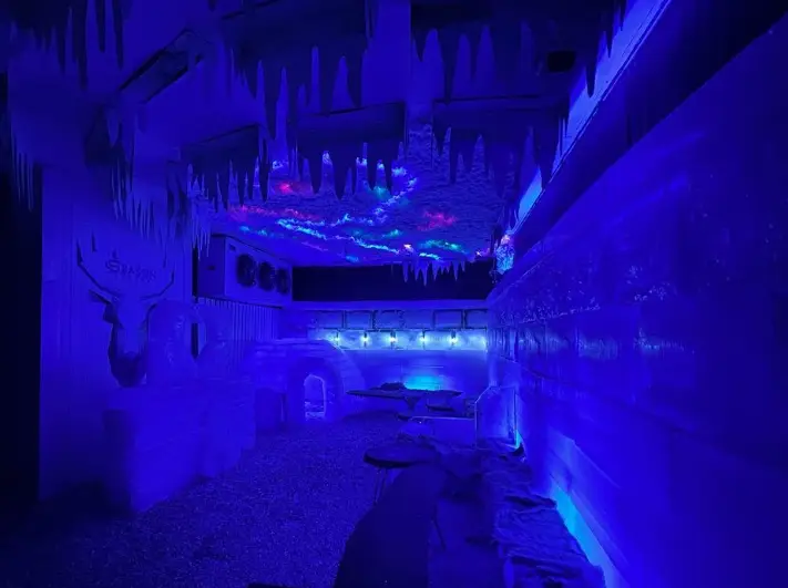 کافه یخی فصل یخ: فضایی سرد و رویایی با دکوراسیون کاملا یخی، قندیل‌های زیبا، دیوارها و مبلمان یخی و نورپردازی مسحورکننده آبی.