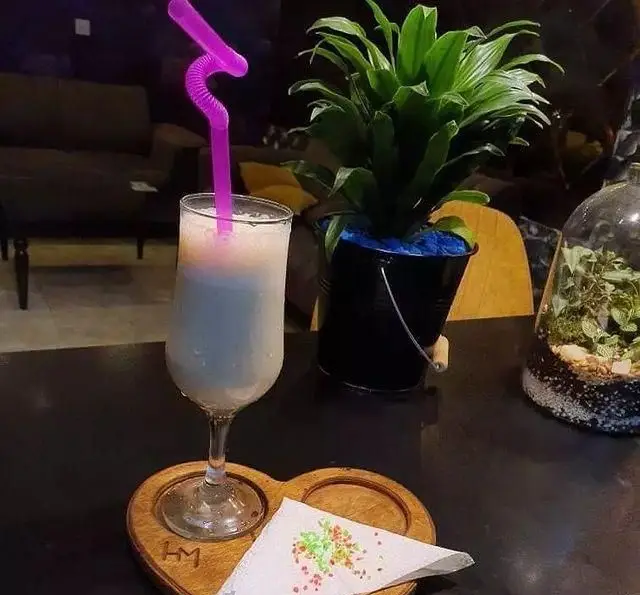 نوشیدنی خنک و دلنشین در کافه و سفره خانه تیام؛ فضای دنج با دکوراسیون سبز و مدرن، مناسب برای قرارهای دوستانه و کاری.