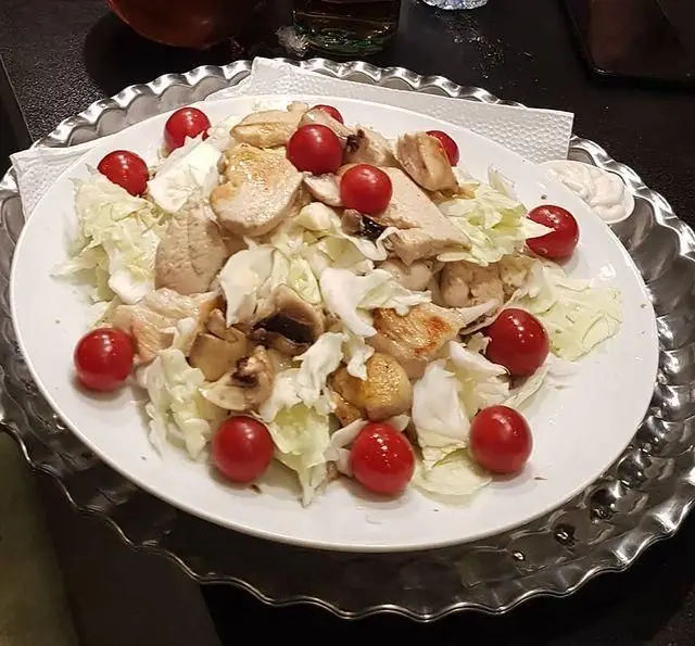 سالاد مرغ و قارچ تازه کافه و سفره خانه تیام: ترکیبی سالم از مرغ گریل، کاهو، قارچ اسلایس و گوجه گیلاسی.