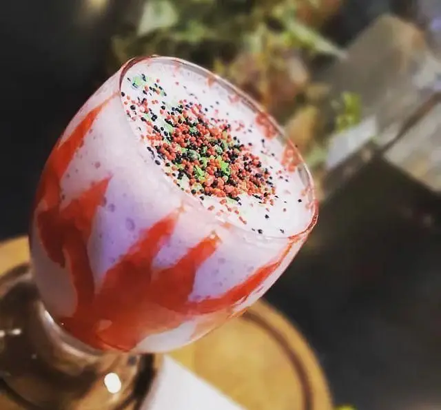 میلکشیک صورتی و جذاب در کافه و سفره خانه تیام، با سس توت فرنگی زیبا و تزیینات رنگی برای تجربه ای متفاوت و لذیذ.