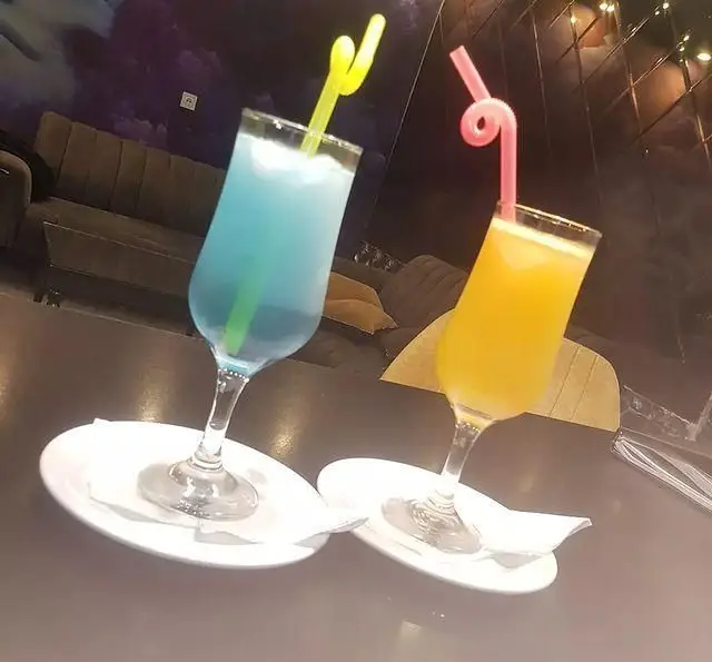 نوشیدنی‌های خنک و رنگارنگ کوکتل در کافه و سفره خانه تیام، تجربه‌ای دلنشین در فضایی آرامش‌بخش و مدرن.