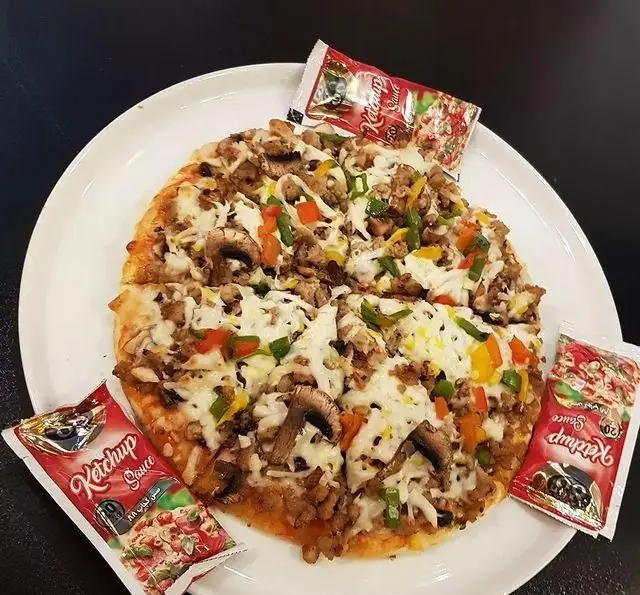 پیتزا مخصوص کافه و سفره خانه تیام؛ ترکیبی لذیذ از قارچ، گوشت/مرغ، فلفل دلمه رنگی و پنیر فراوان، انتخابی ایده‌آل برای یک وعده خوشمزه.