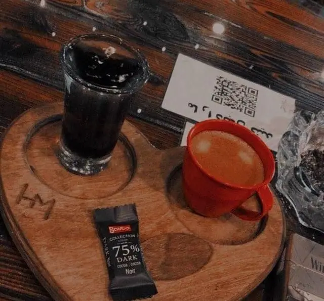 تصویری از سرو قهوه و نوشیدنی‌های گرم با شکلات تلخ مخصوص در کافه و سفره خانه تیام، مکانی ایده‌آل برای آرامش و لذت.