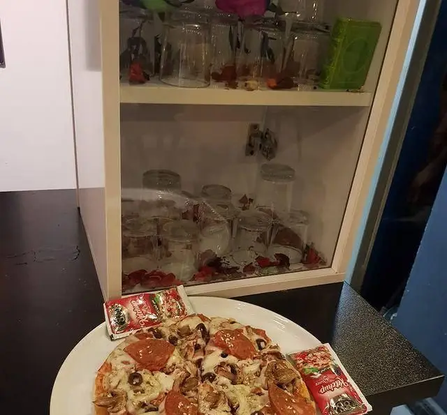 سفارش پیتزای تازه و خوشمزه کافه و سفره خانه تیام با پپرونی، قارچ، زیتون، سس کچاپ، در فضای دلنشین رستوران.