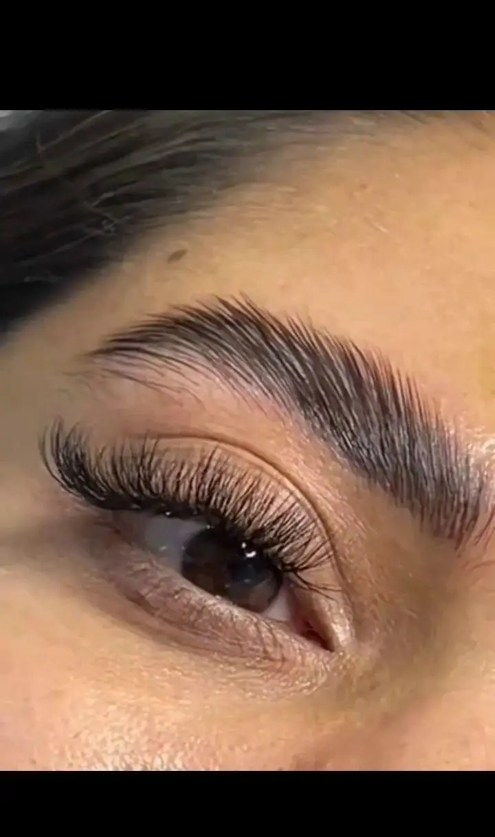 چشمانی زیبا با اکستنشن مژه طبیعی و ابروهای براش شده. کار حرفه‌ای زهرا میرزایی، متخصص مژه و ابرو در شهرک ولیعصر تهران.