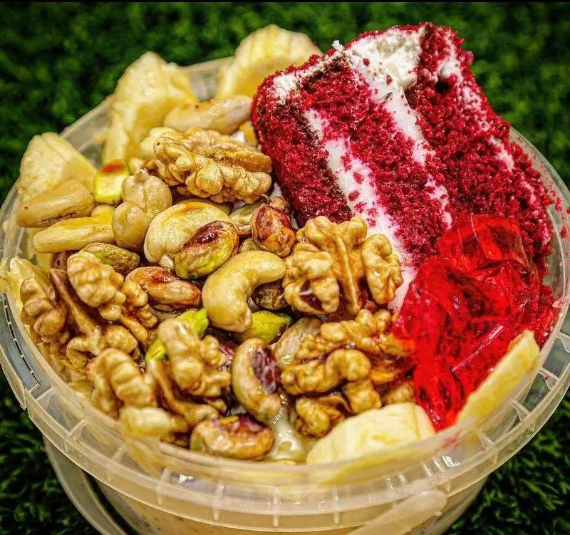 ویتامینه عمودانی: ترکیب غنی و پرطرفدار آجیل ممتاز (گردو، بادام هندی، پسته)، کیک ردولوت، ژله قرمز و موز تازه برای سلامتی و انرژی.