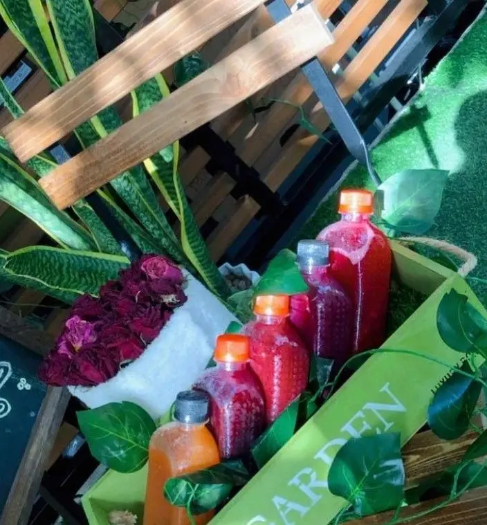 محصولات تازه و طبیعی ویتامینه عمودانی: آبمیوه‌های خنک و مقوی با طعم‌های میوه‌های تازه در دکوراسیونی جذاب و سبز. انتخابی سالم برای سلامتی و نشاط.