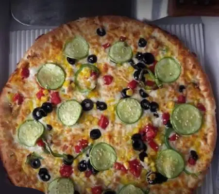 پیتزا سبزیجات الو پیتزا با طعم بی‌نظیر: زیتون، ذرت، فلفل دلمه، کدو سبز و پنیر. سفارش آنلاین پیتزای خوشمزه.