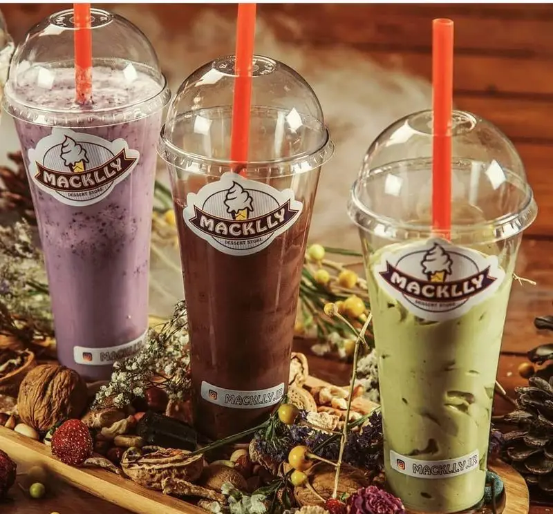 سه نوشیدنی خنک و متنوع از بستنی مکلی نیروهوایی: شیک بلوبری، شکلات و پسته در لیوان‌های شفاف. تجربه‌ای شیرین از دسر فروشی مکلی.