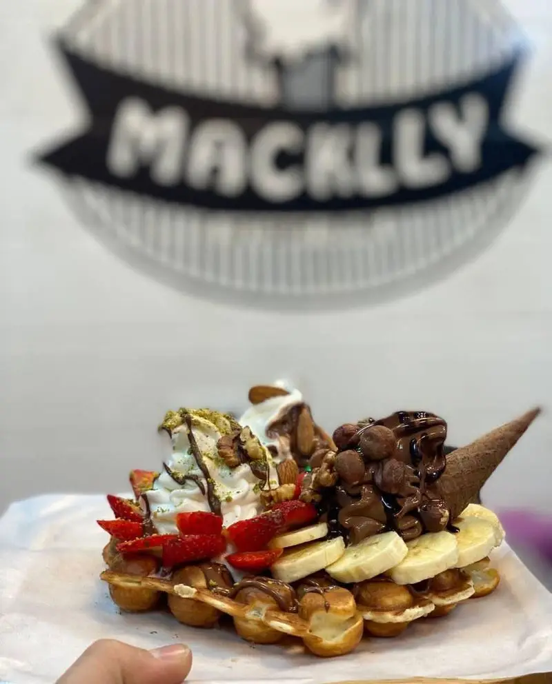 وافل بستنی مکلی نیروهوایی، دسری وسوسه‌انگیز پر از توت فرنگی تازه، موز، شکلات، مغز پسته و فندق با خامه، فقط در بستنی مکلی.