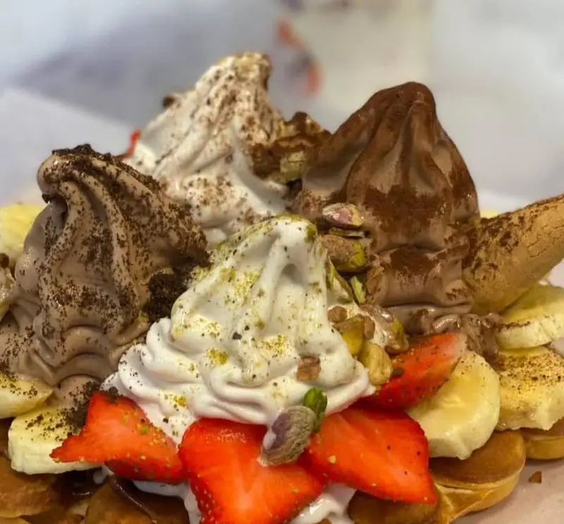 بستنی مکلی نیروهوایی: وافل پر و پیمان با بستنی‌های شکلاتی و وانیلی، توت فرنگی، موز تازه، پسته و پودر کاکائو. تجربه‌ای دلپذیر در نیروهوایی.