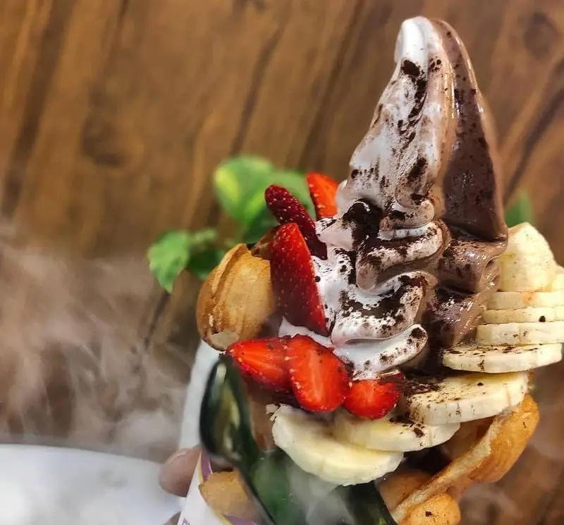 بستنی مکلی نیروهوایی: وافل بستنی ویژه با ترکیبی از بستنی شکلاتی، وانیلی، توت فرنگی تازه و موز، رویایی و خوش‌طعم، با ارائه خاص مه آلود.