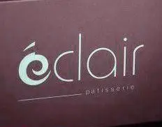 لوگوی کسب و کار "شیرینی اکلر" با طراحی حرفه‌ای و مدرن در زمینه تیره، شامل کلمه اکلر و واژه پاتیسری، مناسب برای جذب مشتریان شیرینی.