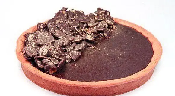 تارت شکلاتی مجلل و دست‌ساز شیرینی اکلر با مغز کرم کاکائو غنی و رویه کرانچ شکلاتی برای تجربه طعمی بی‌نظیر.