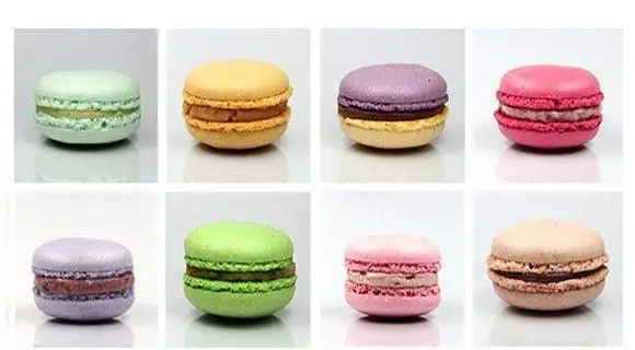 هشت ماکارون رنگارنگ و خوشمزه از شیرینی اکلر با طعم‌های میوه‌ای و شکلاتی در رنگ‌های شاد و دلپذیر برای پذیرایی.