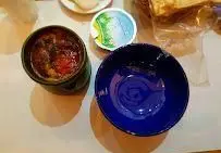 غذای سنتی و خوشمزه دیزی (آبگوشت) مستر دیزی با نان و دوغ در یک کاسه آبی رنگ برای سرو، تجربه‌ای اصیل و به یادماندنی.