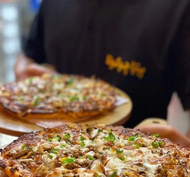 دو پیتزای داغ و تازه چوکوتا، پر از گوشت، قارچ، فلفل سبز و پنیر فراوان، آماده سرو. طعمی بی‌نظیر برای دوستداران پیتزا.