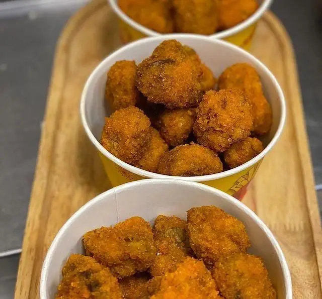 سطل‌های خوشرنگ پر از قارچ‌های سوخاری ترد و طلایی پیتزا چوکوتا، انتخابی لذیذ و ایده‌آل برای پیش‌غذا یا همراه پیتزا.